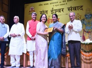 Mementoes were presented to MS/MD by the Chief Minister in recognition of their service